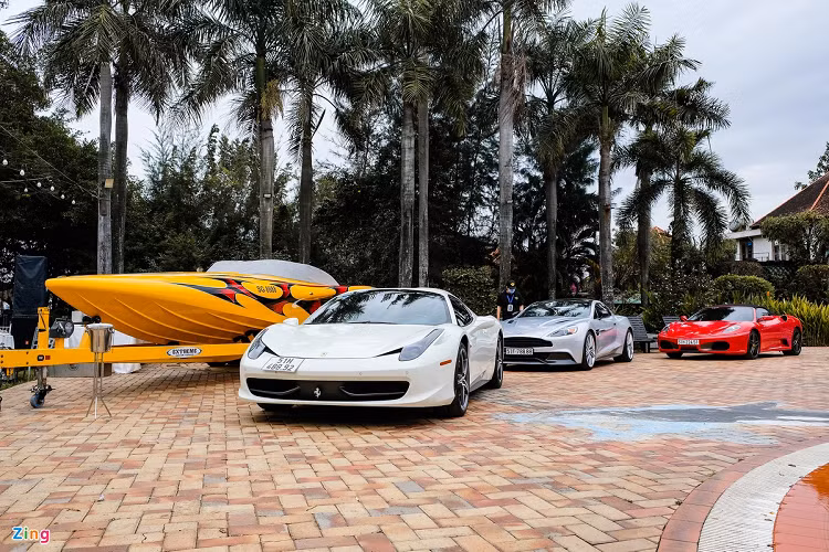 Ngoài du thuyền, sự kiện này còn có sự góp mặt của các mẫu xe thể thao, siêu xe đắt tiền. Các mẫu xe có mặt tại sự kiện gồm Maserati Levante Trofeo, Maserati Ghibli, Ferrari 458 Spider, F430 Spider và Aston Martin Vanquish.