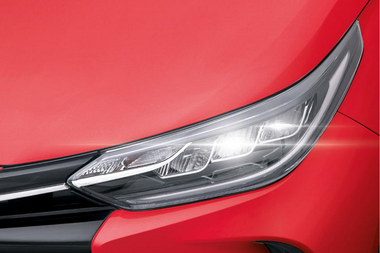 Về hệ thống chiếu sáng, Toyota Vios 2020 facelift trang bị đèn LED chóa phản xạ (reflector) thay cho bóng Halogen ở bản cũ. Điểm nhấn nằm ở dãy LED ban ngày chữ L bên trong. Ở bản cao cấp hơn, xe trang bị đèn sương mù dạng LED bên trong hốc đèn màu đen bóng.