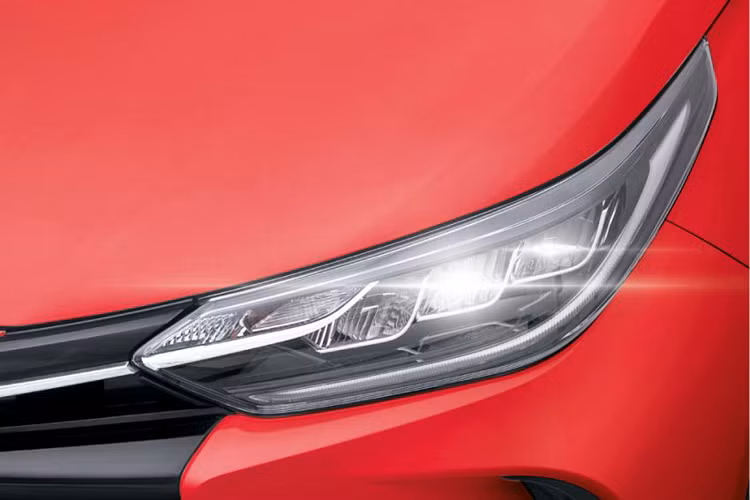 Về hệ thống chiếu sáng, Toyota Vios 2020 facelift trang bị đèn LED chóa phản xạ (reflector) thay cho bóng Halogen ở bản cũ. Điểm nhấn nằm ở dãy LED ban ngày chữ L bên trong. Ở bản cao cấp hơn, xe trang bị đèn sương mù dạng LED bên trong hốc đèn màu đen bóng.