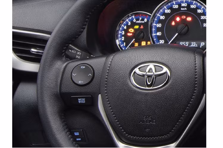 Toyota Vios 2020 facelift vẫn cung cấp với 2 tùy chọn động cơ bao gồm: động cơ xăng 1NR-FE 4 cyl 1.3L 98 mã lực/123 Nm và động cơ 2NR-FE 4cyl 1.5L trang bị công nghệ Dual VVT-i 106 mã lực / 140 Nm. Hộp số tùy chọn số sàn 5 cấp hoặc hộp số CVT.