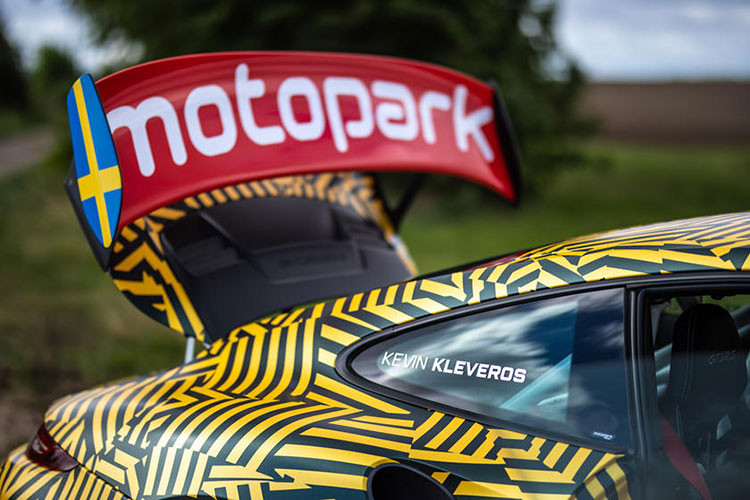 Một trong những phụ tùng độ nổi bật nhất ở chiếc Porsche 911 GT3 RS độ này bao gồm hệ thống ống xả bằng thép chống gỉ với nhiệm vụ tăng cường âm thanh từ động cơ. Một cửa hút gió được phát triển đặc biệt kiểu xe đua việt dã cũng được lắp lên nóc để mang luồng khí “trong lành” vào trong cabin.