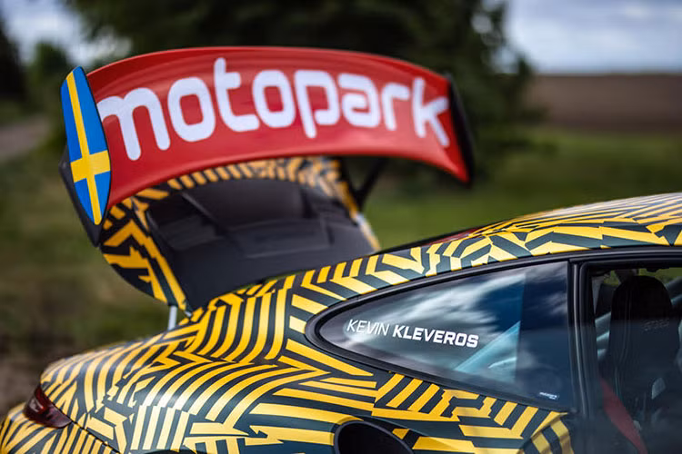 Một trong những phụ tùng độ nổi bật nhất ở chiếc Porsche 911 GT3 RS độ này bao gồm hệ thống ống xả bằng thép chống gỉ với nhiệm vụ tăng cường âm thanh từ động cơ. Một cửa hút gió được phát triển đặc biệt kiểu xe đua việt dã cũng được lắp lên nóc để mang luồng khí “trong lành” vào trong cabin.