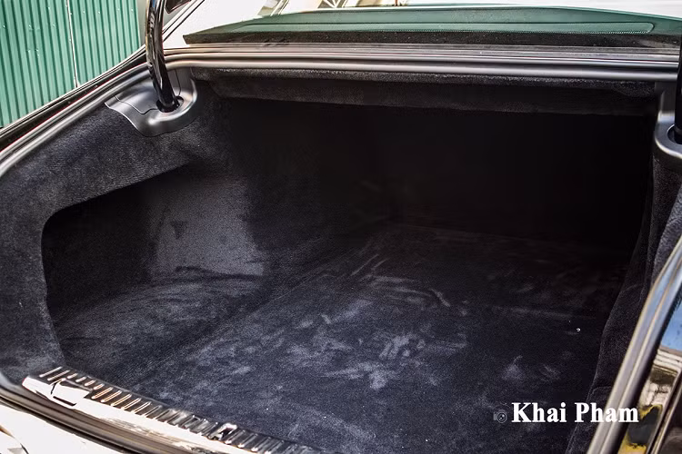 Tại Việt Nam, giá xe Rolls-Royce Phantom VIII có mức bán ra khoảng hơn 70 tỷ đồng tại các đại lý nhập khẩu tư nhân. Để lăn bánh được chiếc xe này, chủ nhân sẽ phải bỏ ra không dưới 85 tỷ đồng.