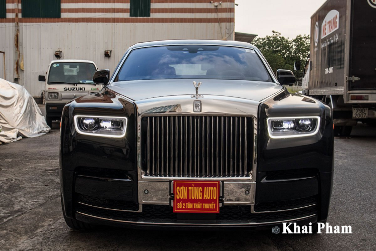 Rolls Royce Phantom đời mới sở hữu vô-lăng ấn tượng với chất liệu da, phía sau cụm đồng hồ dạng truyền thống gợi nhớ phong cách cổ điển cho mẫu sedan này.