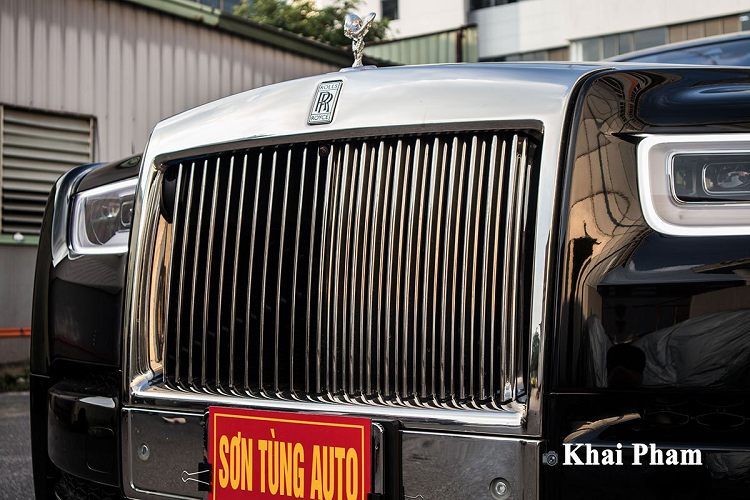 Về tiện nghi, mỗi chiếc Rolls Royce Phantom VIII sẽ sở hữu những trang bị khác nhau bởi xe được tùy chọn với tính cá nhân hóa. Với chiếc xe này, những tiện nghi không quá đặc biệt với 2 màn hình giải trí sau, điều hòa tự động 4 vùng, trần sao, cửa đóng tự động, rèm che nắng chỉnh điện,...