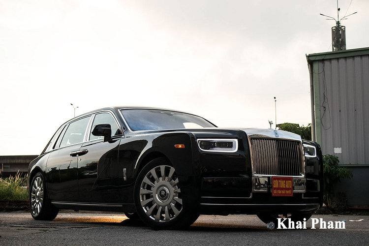 Chiếc Rolls Royce Phantom VIII mới về Việt Nam sử dụng ghế ngồi bọc da màu vàng đồng với đầy đủ các chức năng như sưởi ấm, làm mát, massage,... Trong khi đó, hàng ghế phía sau dành cho ông chủ với khả năng ngả, trượt hoàn toàn bằng điện. Khu vực này, hãng xe Anh quốc còn tích hợp tủ lạnh mini, khu vực để ly,...