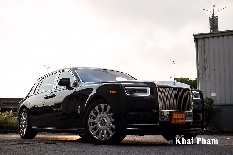 Chiếc Rolls Royce Phantom VIII mới về Việt Nam sử dụng ghế ngồi bọc da màu vàng đồng với đầy đủ các chức năng như sưởi ấm, làm mát, massage,... Trong khi đó, hàng ghế phía sau dành cho ông chủ với khả năng ngả, trượt hoàn toàn bằng điện. Khu vực này, hãng xe Anh quốc còn tích hợp tủ lạnh mini, khu vực để ly,...