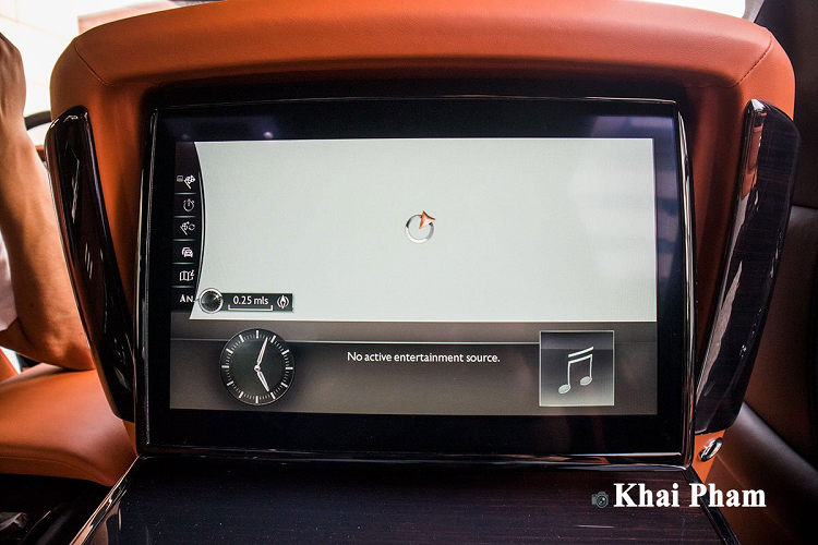 Khi cánh cửa được đóng lại, Rolls Royce Phantom VIII sẽ mang đến cho người dùng một không gian tĩnh lặng và tách biệt gần như hoàn toàn với bên ngoài. Để có được điều đó, hãng xe Anh quốc đã sử dụng nhiều vật liệu cách âm, lớp kính xe dày đến 6 mm.