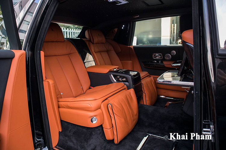 Khu vực bảng táp lô trung tâm, Rolls Royce Phantom đời mới sở hữu thiết kế khác biệt và sử dụng những vật liệu cao cấp. Toàn bộ khu vực đồng hồ sau vô-lăng đến màn hình giải trí đều được phủ bởi lớp nhựa. Bởi thế, bạn sẽ không thể chạm vào màn hình bên trong và điều khiển hoàn toàn từ bệ trung tâm.