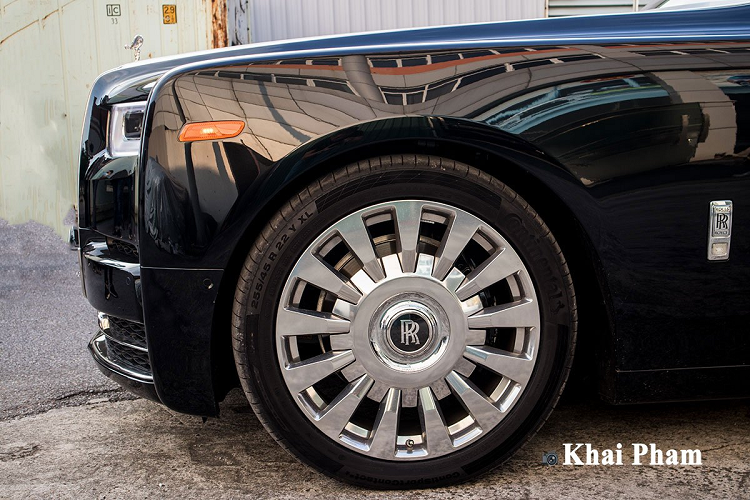 Khối động cơ dung tích lớn của xe sẽ kết hợp với hộp số tự động 8 cấp với công nghệ vệ tinh hỗ trợ giúp chiếc xe có khả năng sang số chính xác. Theo công bố, Phantom VIII có thể tăng tốc từ 0 - 100 km/h trong thời gian 5,3 giây trước khi đạt tốc độ đối đa 250 km/h.