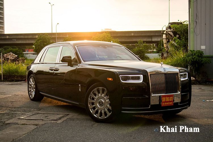 Rolls-Royce Phantom VIII mới là một trong những chiếc xe siêu hiếm ở Việt Nam bởi số lượng xe về nước không nhiều. Tính đến nay, có khoảng 6 chiếc Rolls-Royce Phantom VIII đang lăn bánh, trong đó có cả xe mang biển số Lào. Mẫu sedan đắt giá nhất thế giới của thương hiệu Anh được phát triển dựa trên nền tảng “Architecture of Luxury” mới của Rolls-Royce. Với nền tảng khung gầm bằng nhôm mới, chiếc sedan đầu bảng này có kích thước nhẹ hơn và đảm bảo độ cứng vững.