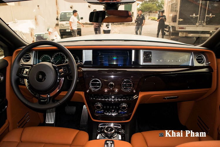 Ở ngoại thất, điểm nổi bật nhất trên chiếc sedan đầu bảng của Rolls-Royce là lưới tản nhiệt Pantheon được mở rộng kích thước, biểu tượng Spirit of Ecstasy đặt cao hơn đời cũ 12 mm. "Cặp mắt" của chiếc xe hơi mới này sử dụng công nghệ Laser hiện đại mang đến khả năng chiếu sáng tối ưu. Ngoài ra, phần đầu xe Rolls-Royce Phantom VIII còn sở hữu hàng loạt cảm biến, camera hỗ trợ an toàn.