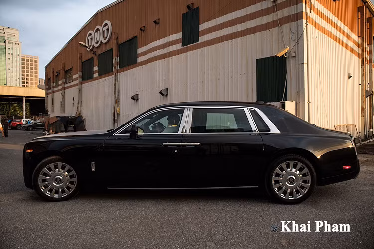 Rolls-Royce Phantom thệ hệ thứ 8 trình làng lần đầu vào năm 2017 và chiếc đầu tiên có mặt ở Việt Nam vào cuối năm 2018. Chiếc xe trong bài viết này là phiên bản EWB (trục cơ sở kéo dài) có kích thước chiều Dài x Rộng x Cao lần lượt là 5.982 x 2.018 x 1.656 (mm) và chiều dài cơ sở đạt 3.772 mm. So với đời cũ, Phantom VIII ngắn hơn 77 mm, cao hơn 8mm và rộng hơn 29 mm. Với kích thước mới, Roll-Royce Phantom 8 sở hữu dáng vẻ hầm hố, bệ hơn.