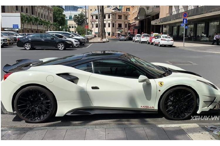 Các yếu tố được làm mới với sợi carbon từ Misha cho Ferrari 488 GTB bao gồm khe hút gió trên nắp ca-pô thay mới hoàn toàn, thanh ngang của hốc gió bên, cản trước, cản sau, ốp sườn và cánh gió sau.