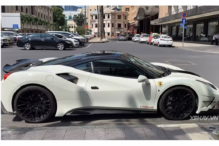 Các yếu tố được làm mới với sợi carbon từ Misha cho Ferrari 488 GTB bao gồm khe hút gió trên nắp ca-pô thay mới hoàn toàn, thanh ngang của hốc gió bên, cản trước, cản sau, ốp sườn và cánh gió sau.