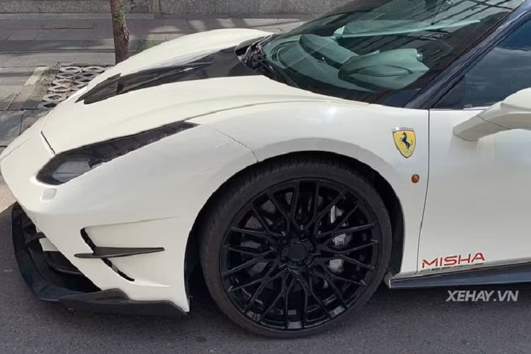 Siêu xe Ý được trang bị bộ mâm hàng hiệu của PUR ẩn trong các vòm bánh xe loe rộng. Điểm đặc biệt là những vòm bánh rộng hơn của Misha thay thế hoàn toàn cho chi tiết nguyên bản của 488 GTB. Chính vì vậy, chúng có thiết kế liền mạch và hoàn hảo như xe "zin", thay vì chỉ đơn giản là khoan lỗ bắt ốc và cắt ngắn dè nguyên bản như truyền thống của hãng độ Nhật Liberty Walk.