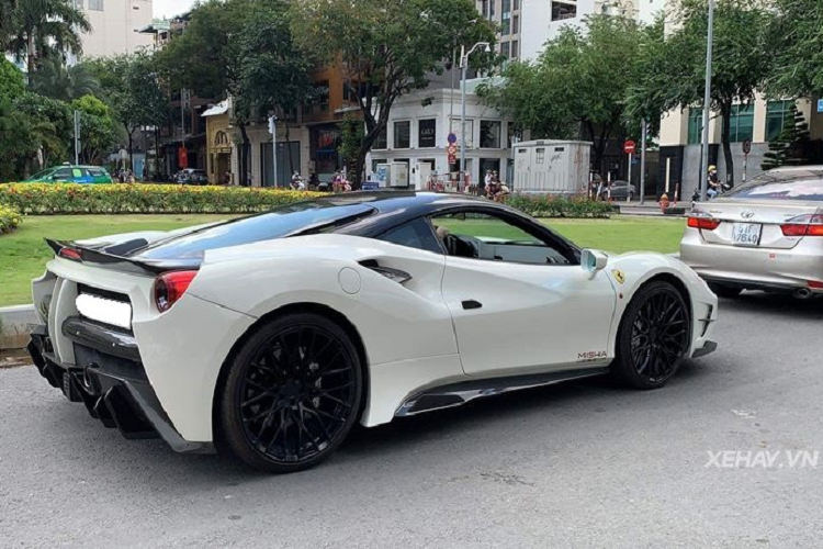 Ở Mỹ, bộ bodykit thân rộng của Misha Design dành cho Ferrari 488 GTB trị giá 40.000 USD (khoảng 928 triệu đồng), nhưng chắc chắn khi về Việt Nam theo đường nhập khẩu tư nhân, giá của bộ nâng cấp phải gấp vài lần con số trên. Trong khi đó, Ferrari 488 GTB ở Việt Nam có giá khoảng hơn 15 tỷ đồng và hầu hết thuộc dạng chạy lướt.