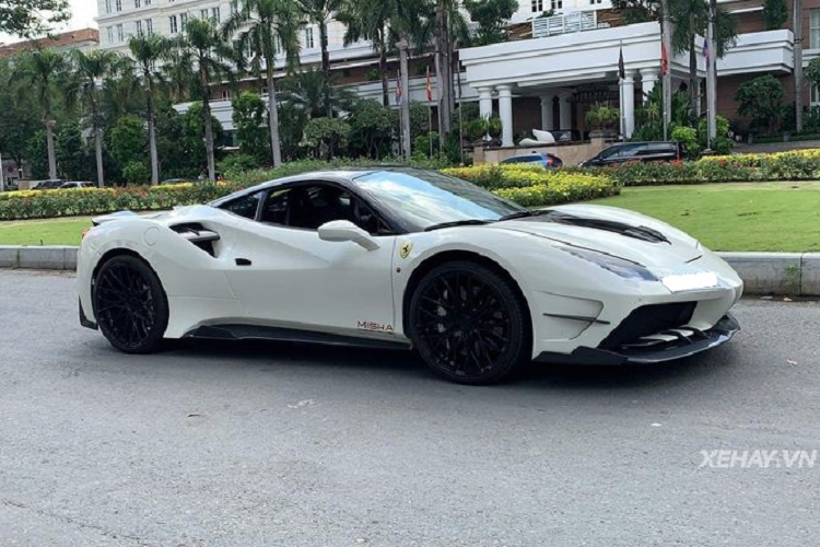 Ngoài các tinh chỉnh ngoại thất, Misha không "động chạm" tới bất kỳ điều gì khác của siêu xe thể thao Ý, xe vẫn sử dụng động cơ tăng áp kép V8 3.9L cho 670 mã lực và mô-men xoắn cực đại 760Nm, khả năng tăng tốc từ 0-100 km/h chỉ trong 3 giây và tốc độ tối đa đạt 334 km/h.