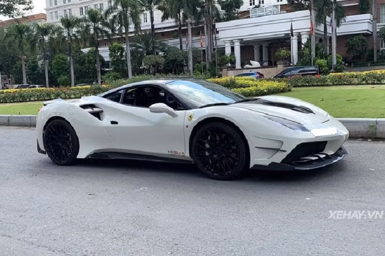 Ngoài các tinh chỉnh ngoại thất, Misha không "động chạm" tới bất kỳ điều gì khác của siêu xe thể thao Ý, xe vẫn sử dụng động cơ tăng áp kép V8 3.9L cho 670 mã lực và mô-men xoắn cực đại 760Nm, khả năng tăng tốc từ 0-100 km/h chỉ trong 3 giây và tốc độ tối đa đạt 334 km/h.