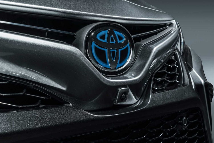 Tất cả phiên bản Camry Hybrid đều sử dụng động cơ xăng 2.5L cùng 2 mô-tơ điện cho tổng công suất 208 mã lực, đi kèm hộp số E-CVT.