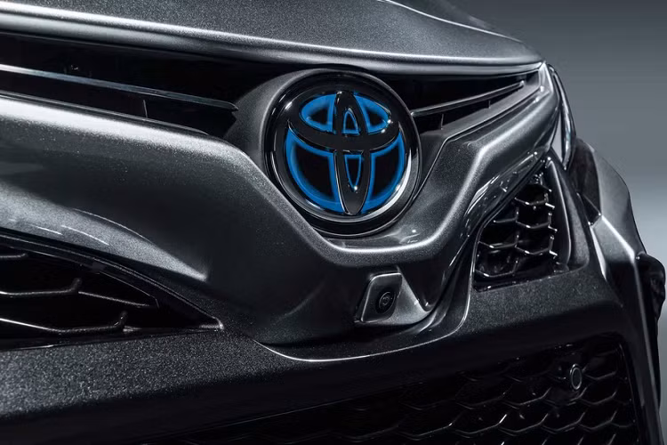 Tất cả phiên bản Camry Hybrid đều sử dụng động cơ xăng 2.5L cùng 2 mô-tơ điện cho tổng công suất 208 mã lực, đi kèm hộp số E-CVT.