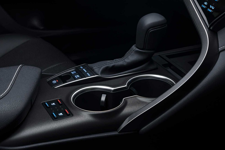 Như đã nói, nâng cấp đáng chú ý nhất trên Camry 2021 là gói an toàn Toyota Safety Sense 2.5 gồm hỗ trợ phanh khẩn cấp, cảnh báo điểm mù, cảnh báo trước va chạm, kiểm soát hành trình thích ứng, hỗ trợ chuyển làn đường. Nhờ được nâng cấp camera và radar, TSS 2.5 cho tầm hoạt động rộng hơn và độ phản hồi nhanh hơn.