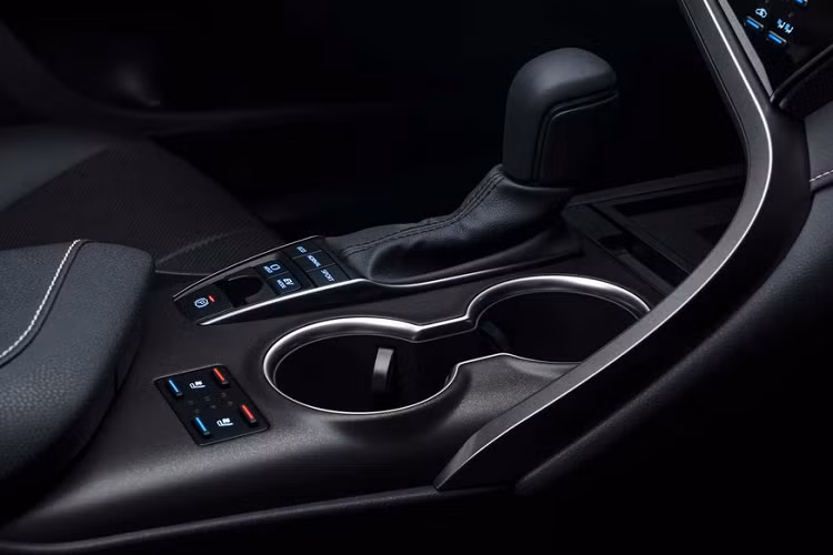 Như đã nói, nâng cấp đáng chú ý nhất trên Camry 2021 là gói an toàn Toyota Safety Sense 2.5 gồm hỗ trợ phanh khẩn cấp, cảnh báo điểm mù, cảnh báo trước va chạm, kiểm soát hành trình thích ứng, hỗ trợ chuyển làn đường. Nhờ được nâng cấp camera và radar, TSS 2.5 cho tầm hoạt động rộng hơn và độ phản hồi nhanh hơn.