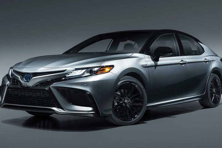 Nếu bạn đang tìm một chiếc sedan với động cơ hybrid, bạn nên xem qua chiếc Toyota Camry Hybrid 2021 mới. Điểm nhấn của Camry Hybrid 2021 là gói an toàn Toyota Safety Sense thế hệ 2.5 mới nhất. Đây là trang bị tiêu chuẩn trên Camry 2021.