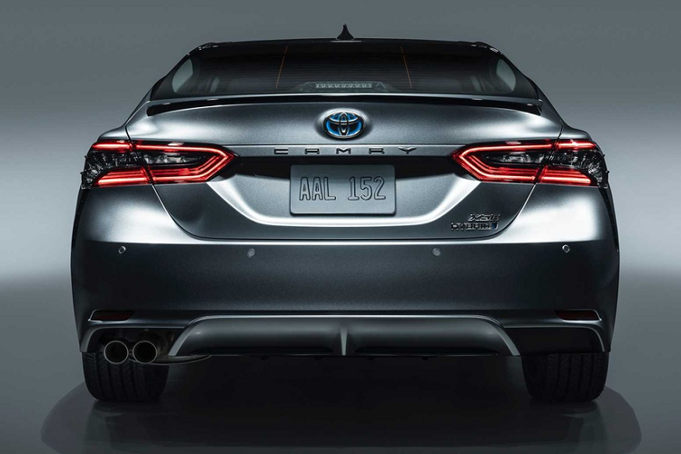 Được giới thiệu hồi tháng 7, Toyota Camry Hybrid được tinh chỉnh thiết kế, nâng cấp về công nghệ và bổ sung thêm phiên bản XSE cao cấp nhất.