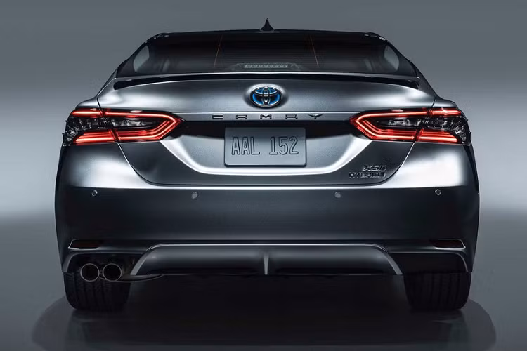 Được giới thiệu hồi tháng 7, Toyota Camry Hybrid được tinh chỉnh thiết kế, nâng cấp về công nghệ và bổ sung thêm phiên bản XSE cao cấp nhất.