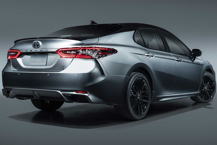 Giá xe Toyota Camry Hybrid 2021 bán ra từ 28.300 USD, bản tiêu chuẩn giảm khoảng 1.160 USD so với đời cũ. Phiên bản SE và XLE giảm lần lượt là 1.345 USD và 560 USD. Ở đời 2021, Toyota bổ sung thêm phiên bản XSE có giá 33.750 USD cho dòng xe hybrid này. Ở chiều ngược lại, các phiên bản Camry 2021 sử dụng động cơ xăng tăng từ 315 đến 1.015 USD.