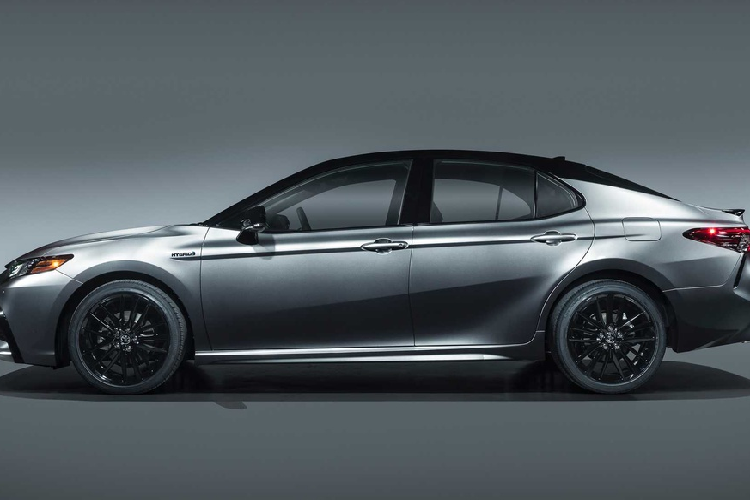 Theo Roadshow, Camry Hybrid 2021 thế hệ mới sẽ rẻ hơn đời trước dù sở hữu hàng loạt nâng cấp. Trong khi phiên bản hybrid giảm giá, các phiên bản Camry chạy xăng được tăng giá đôi chút.