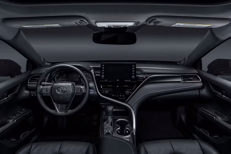 Ở bên trong, xe được trang bị màn hình thông tin giải trí mới, kích thước 7-9 inch, tùy phiên bản. Hệ thống thông tin giải trí còn được tích hợp trợ lý ảo Amazon Alexa và Android Auto/Apple CarPlay.