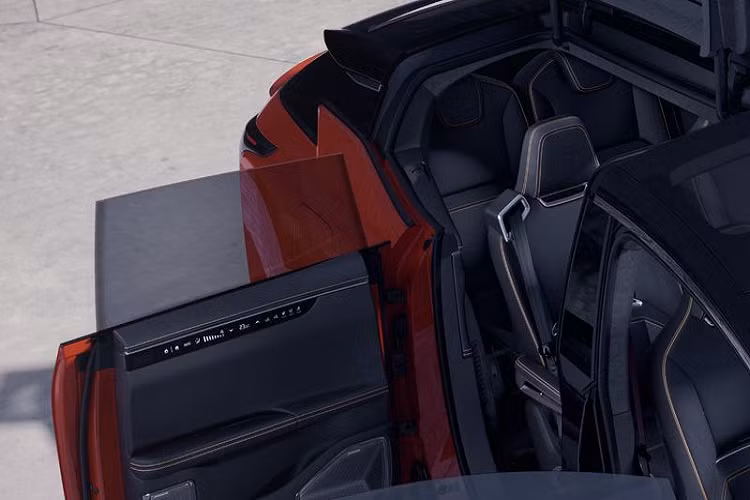 Không có hình ảnh nội thất nào được công bố nhưng trong các bức ảnh đăng tải, có thể thấy cabin xe sẽ có các nút điều khiển cảm ứng cho hệ thống điều hòa nhiệt độ, chỉnh ghế, sưởi ghế và nút làm mát ghế trên cửa sau.