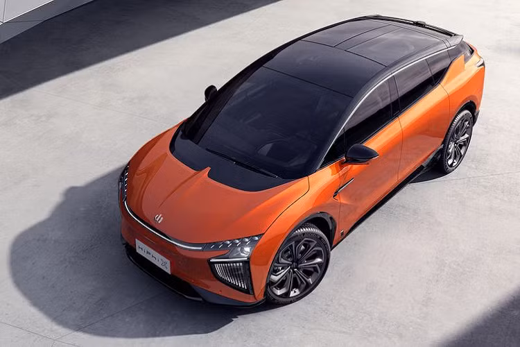 Thương hiệu Trung Quốc cũng nói rằng họ đã hợp tác với Microsoft để phát triển một hệ thống trí tuệ nhân tạo cho HiPhi X, để xe có được các chức năng lái xe bán tự động Cấp độ 3 và hỗ trợ cập nhật qua mạng. Giá xe điện HiPhi X chưa công bố chính thức, nó sẽ ra mắt thị trường Trung Quốc trong nửa đầu năm 2021.