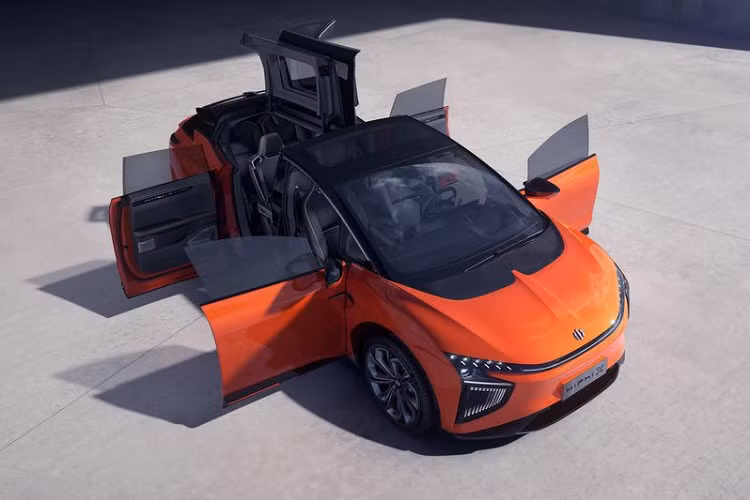 Được lên kế hoạch sản xuất tại nhà máy Yancheng thuộc tỉnh Giang Tô, Trung Quốc, HiPhi X chạy điện là một mẫu crossover / SUV cỡ lớn và gầm thấp, xe có hình dáng tổng thể tương tự như chiếc Faraday Future FF91 đã thất bại vài năm trước.