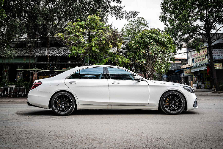 Và cuối cùng là phần mâm 20” thể thao của AMG với các chấu kép và nước sơn màu đen, kẹp phanh màu vàng. Từ một chiếc Mercedes-Benz S450 có phần hơi “già”, Phi Long Auto đã biến nó thành một chiếc sedan thể thao S63 AMG. Tất nhiên nếu những ai không rành về dòng S-Class của Mercedes-Benz thì rất khó có thể nhận ra sự thay đổi này.