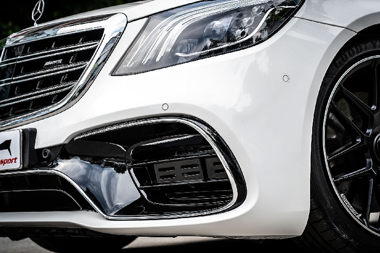 Phần đầu xe được gỡ phần cản trước zin của chiếc Mercedes-Benz S450 và thay thế bằng cản của S63 AMG.