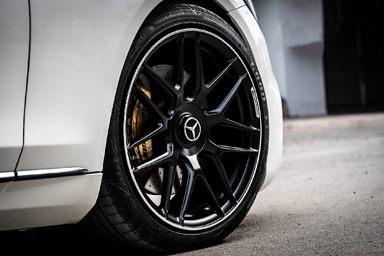 Phần cản sau sau khi biến hình thành Mercedes-Benz S63 AMG cao cấp trông thể thao hơn hẳn với 2 cụm ống xả kép ở mỗi bên.