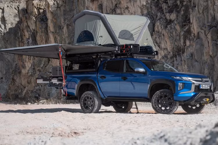 Những trang bị mới có trên mẫu xe bán tải Mitsubishi Triton này bao gồm giường, bếp ga, chậu rửa, bồn nước 12 lít, bộ kết nối điện 12V và khay đựng dao kéo. Giá của những vật dụng này là 4.270 USD.