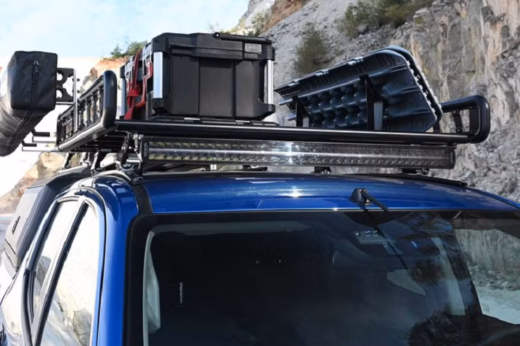 Mẫu bán tải của Mitsubishi còn có thêm giá nóc lớn hơn, đủ để lắp thêm lều và mái hiên mở rộng. Các thiết bị khác bao gồm nắp cuộn có thể khóa và thùng chứa đồ mở rộng có giá 2.311 USD, một phần khung gia cố ở thùng hàng phía sau có giá 1.130 USD.