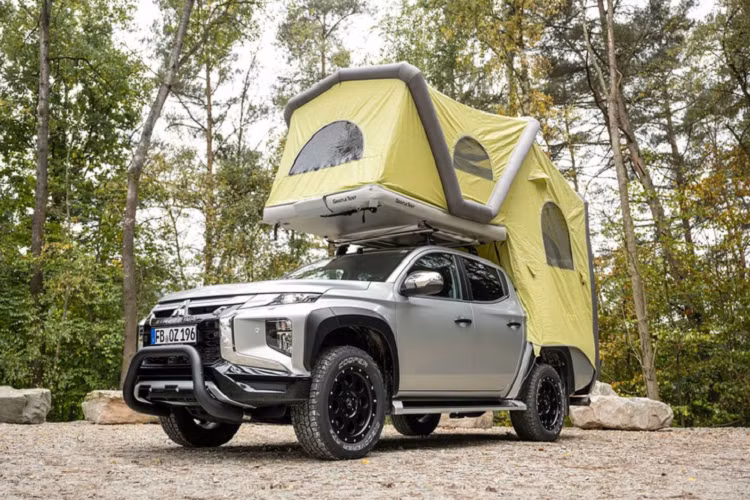 Ngoài ra, các chắn bùn cũng được mở rộng thêm 30 mm mỗi bên (giá 1.144 USD), giúp ngoại hình xe thêm phần cứng cáp. Xe được trang bị bộ mâm hợp kim 20 inch, giá 3.231 USD.