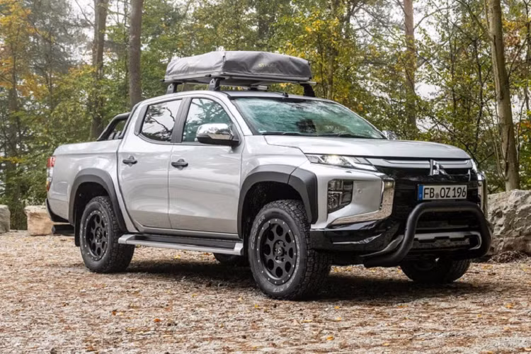 Mitsubishi còn cung cấp gói tùy chọn để chiếc Triton tiện nghi như nhà di động, gồm nguồn cấp nước, vòi sen ngoài trời, hộp làm mát 230V và các tấm pin mặt trời. Dưới nắp ca-pô động cơ được lắp thêm khung chắc chắn hơn. Giá phụ kiện Mitsubishi Triton nâng cấp này chưa được công bố.