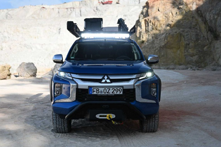 Mitsubishi Triton được tinh chỉnh để phục vụ cho những khác hàng đam mê cắm trại. Trên xe còn có lều bơm hơi GT Pick Up (4.044 USD), có kích thước 140 x 220 cm. Khi không sử dụng, phần lều này có thể gấp lại và nằm gọn gàng trên mui.