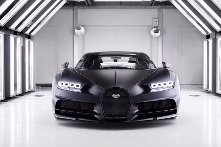 Lần đầu ra mắt tại Triển lãm Ô tô Geneva 2016, siêu xe Bugatti Chiron mang sứ mệnh kế thừa và thay thế "ông hoàng tốc độ" Veyron. Bốn năm sau, Bugatti đã sản xuất cán mốc chiếc Chiron thứ 250 của hãng, đánh dấu 1 nửa chặng đường của quá trình sản xuất mẫu siêu xe này và theo kế hoạch, chiếc Chiron thứ 250 sẽ được trưng bày tại Triển lãm Ô tô Geneva 2020.