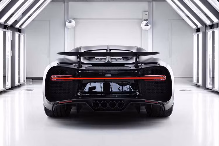 Cung cấp sức mạnh cho Chiron là khối động cơ W16 bốn tăng áp, dung tích 8.0 lít với khả năng sản sinh công suất tối đa lên tới 1600 mã lực và lượng mô-men xoắn cực đại 1600 Nm. Với mức giá xe Bugatti Chiron khởi điểm từ 3,3 triệu USD (khoảng 76,6 tỷ đồng) và số lượng sản xuất sẽ được giới hạn chỉ 20 chiếc cho Phiên bản Noire này.