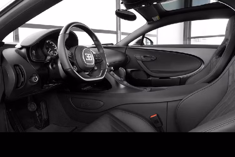 Các đường nét quyến rũ trên Chiron Sport Edition Noire Sportive là không thể chối cãi tuy nhiên, hệ dẫn động của xe cũng ấn tượng không kém.