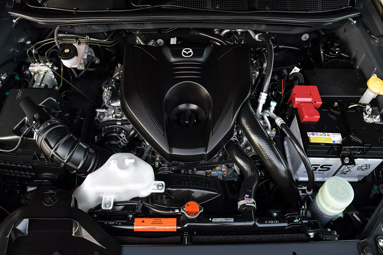 Mazda BT-50 2021 tại Thái Lan cũng đi kèm với nhiều “đồ chơi” như: Hệ thống cảnh báo khi có phương tiện ở điểm mù khi xe chuyển làn (ABSM). Hệ thống kiểm soát động cơ và phanh khi đổ đèo (HDC), Hỗ trợ khởi hành ngang dốc (HLA), 6 túi khí, 4 cảm biến hỗ trợ đỗ xe ở cản trước và sau.