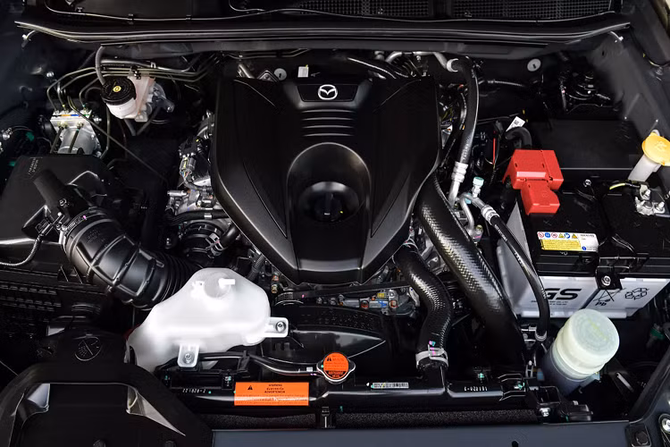 Mazda BT-50 2021 tại Thái Lan cũng đi kèm với nhiều “đồ chơi” như: Hệ thống cảnh báo khi có phương tiện ở điểm mù khi xe chuyển làn (ABSM). Hệ thống kiểm soát động cơ và phanh khi đổ đèo (HDC), Hỗ trợ khởi hành ngang dốc (HLA), 6 túi khí, 4 cảm biến hỗ trợ đỗ xe ở cản trước và sau.