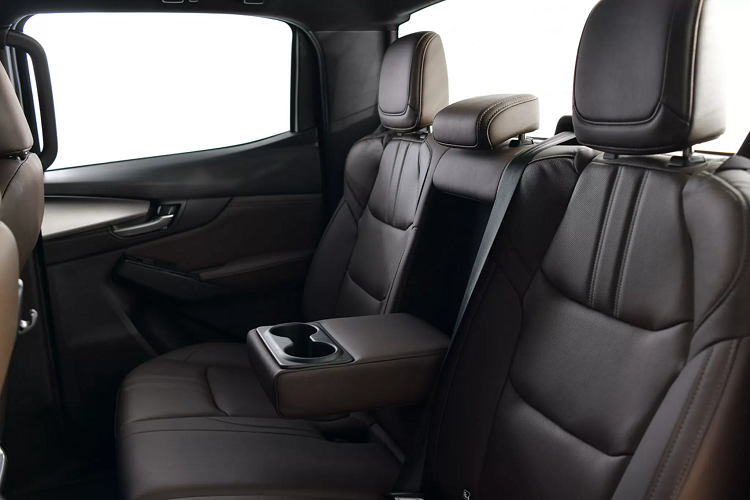 Trang bị vô lăng 3 chấu thiết kế mạnh mẽ hơn các vô lăng của các mẫu crossover “CX”. Ngay chính giữa bảng táp-lô là màn hình cảm ứng cỡ lớn tích hợp kết nối Apple Car Play, các khe cửa gió điều hoà mang hơi hướng gợi nhớ đến nội thất Kia Sedona.